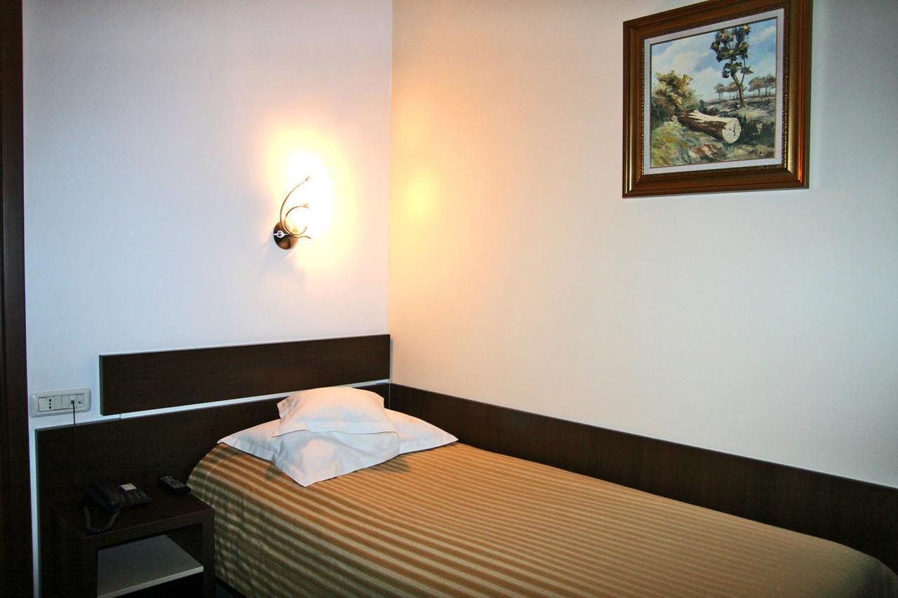 Hotel Kilometrul Zero Dragasani Ngoại thất bức ảnh