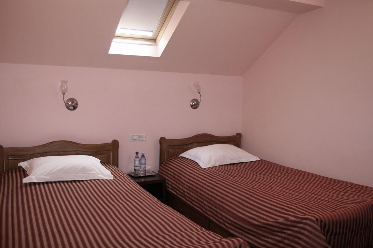 Hotel Kilometrul Zero Dragasani Ngoại thất bức ảnh